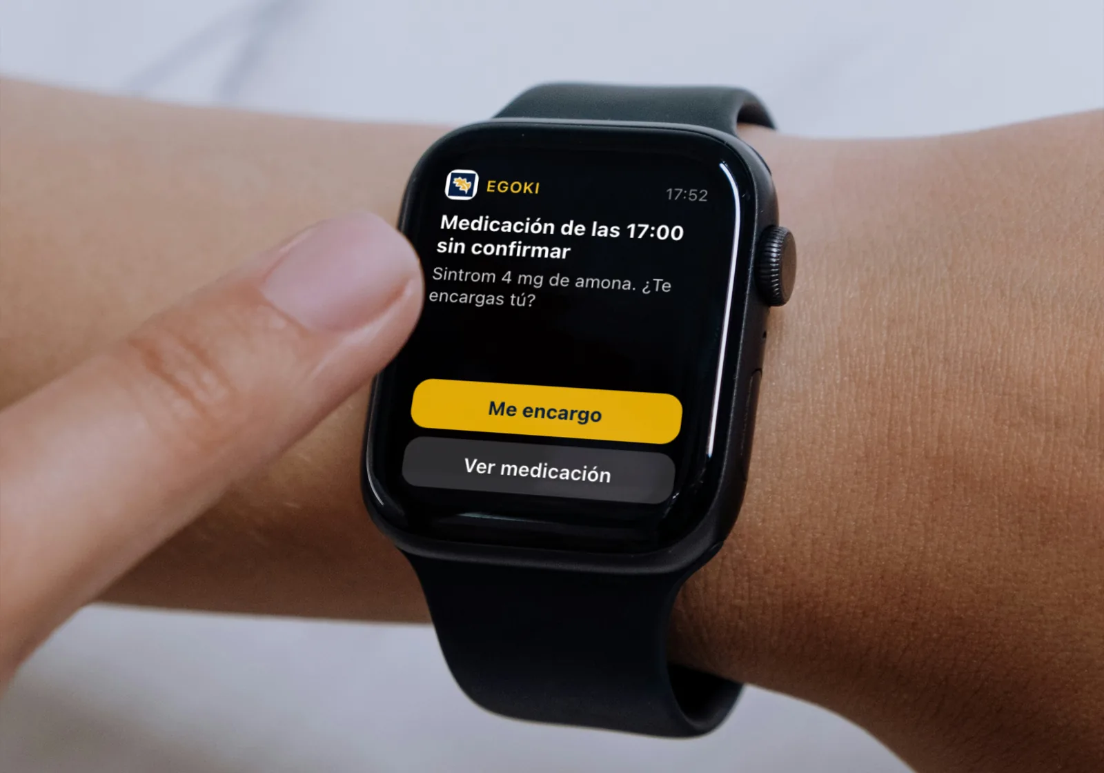 Una persona pulsa «Me encargo» en un aviso de Egoki en su Apple Watch